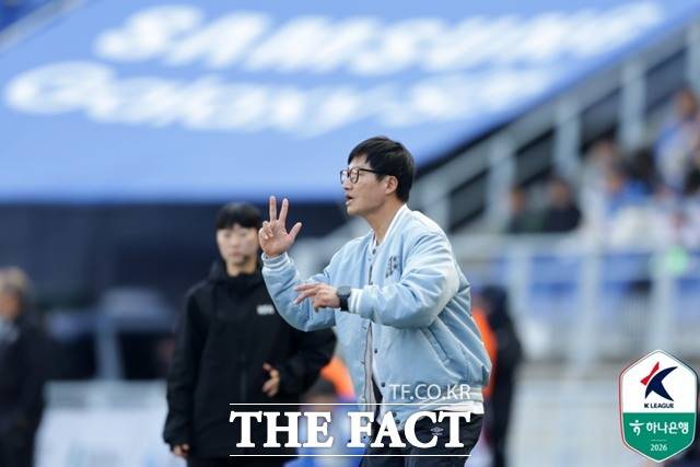 수원삼성의 '명가 부활'을 이끌고 있는 이정효 감독이 18일 경남FC와 '하나은행 K리그2 2026' 8라운드에서 최근 2경기 연속 무득점의 '골가뭄'에서 벗어나는 용병술을 보여줄지 주목된다./K리그
