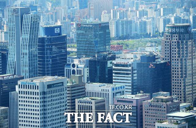 국내 상장지수펀드(ETF) 시장이 400조원을 돌파하며 급성장세를 이어가는 가운데, 변동성 장세 속에서도 투자자 자금이 ETF로 집중 유입되고 있다. /더팩트DB