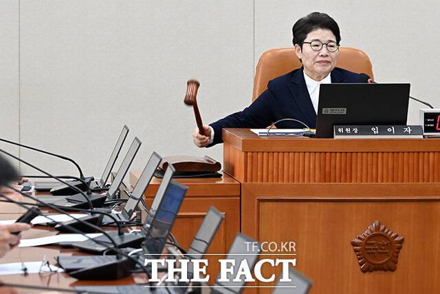 정회를 선언하는 임이자 국회 재정경제기획위원장.