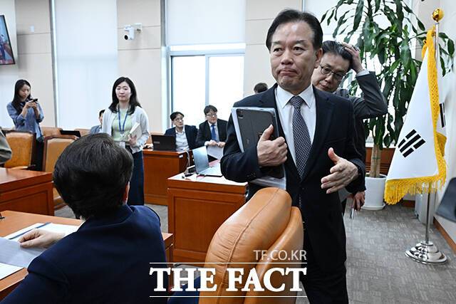 임 위원장 뒤로 자리를 나서는 정태호 더불어민주당 재정경제기획위원회 간사(오른쪽).