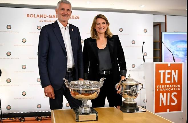 프랑스테니스연맹의 질 모레통 회장(완쪽)과 롤랑가로스 토너먼트 디렉터인 아멜리 모레스모. 출처 롤랑가로스