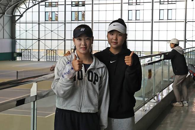 이예린(왼쪽)과 이서진이 17일 2026 국제테니스연맹(ITF) 하나증권 순창 J60 여자단식 4강에 나란히 오른 뒤 포즈를 취했다. 박성진 기자