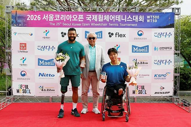 임호원이 서울 코리아오픈 국제휠체어 테니스대회 복식에서 브라질 선수와 준우승을 차지했다. 주원홍 대한 장애인테니스협회 회장 겸 대한테니스협회 회장이 시상하고 있다. 테니스코리아 박상욱 기자