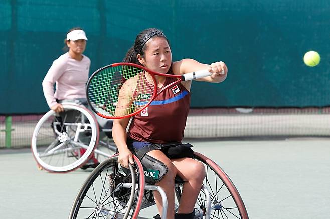 서울코리아오픈 여자복식 결승전에서 백핸드를 구사하는 카미지 유이