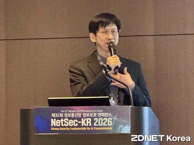 최석우 국보연 실장이 AI 기반 악성코드 분석 기술의 필요성에 대해 발표하고 있다.