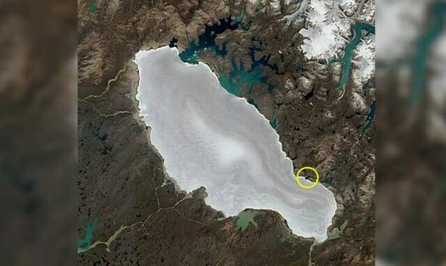 반스 빙원은 위에서 봤을 때 볼링핀 모양처럼 보인다. 지 호수(동그라미 표시)는 빙하 가장자리를 둘러싸고 있는 여러 수역 중 하나다. (출처=코페르니쿠스)