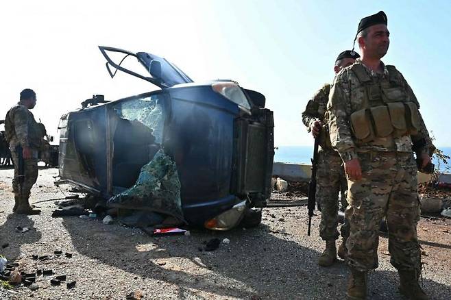 16일(현지시간) 베이루트 남쪽 사디야트 고속도로에서 차량을 겨냥한 이스라엘 무인기 공격 현장에 있는 레바논 군인들. AFP연합뉴스