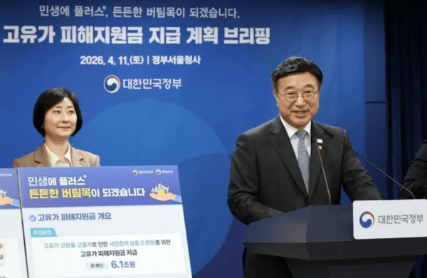 윤호중 행정안전부 장관(오른쪽)이 지난 11일 서울 종로구 정부서울청사에서 고유가 피해지원금 지급 계획을 발표하고 있다. 왼쪽은 이스란 보건복지부 1차관. 행정안전부.