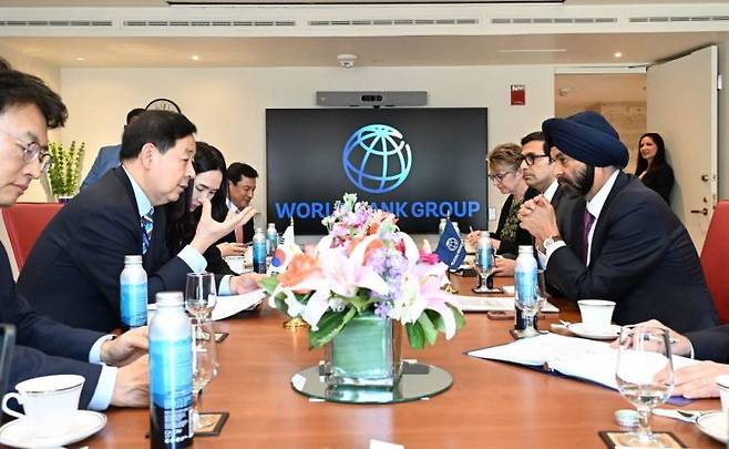 G20 재무장관회의 및 국제통화기금(IMF), 세계은행(WB) 춘계회의 참석차 미국 워싱턴D.C.를 방문한 구윤철 부총리 겸 재정경제부 장관이 16일(현지시간) 세계은행(WB)에서 아제이 방가 세계은행(WB) 총재와 면담을 하고 있다. 재정경제부