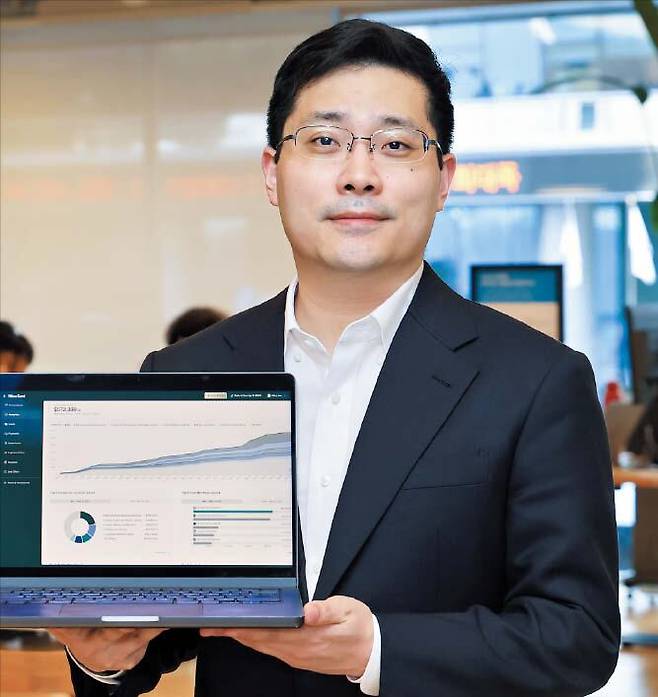 팀 황 나이트라 대표가 본지와 인터뷰에서 사업 분석 자료를 들어보이고 있다. /박성원 기자