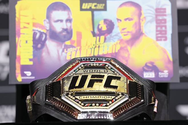 카를로스 울버그(뉴질랜드)와 이리 프로하츠카(체코)의 UFC 라이트헤비급(93㎏) 챔피언 결정전을 앞두고 지난 12일 챔피언 벨트가 전시돼 있다. 격투기계에선 ‘저주받은 벨트’로 화제가 되고 있다. /게티이미지코리아