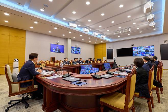 이재명 대통령이 17일 청와대에서 프랑스·영국이 주도하는 호르무즈 해협 자유항행에 관한 화상 정상회의를 하고 있다./연합뉴스