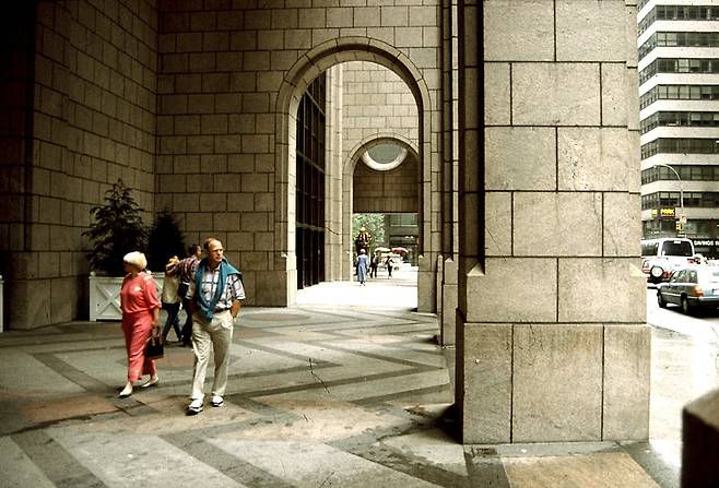 뉴욕 ‘550 매디슨 애비뉴’ 건물의 회랑. 로마네스크 양식을 은유했다는 육중한 기둥의 회랑은 시민의 통행을 방해하며 병목현상으로 돌풍을 일으켰다. 또한 노숙자들이 상주하며 뉴요커들이 혐오하는 장소가 되었다. /박진배 뉴욕 FIT 교수, 마이애미대학교 명예석좌교수