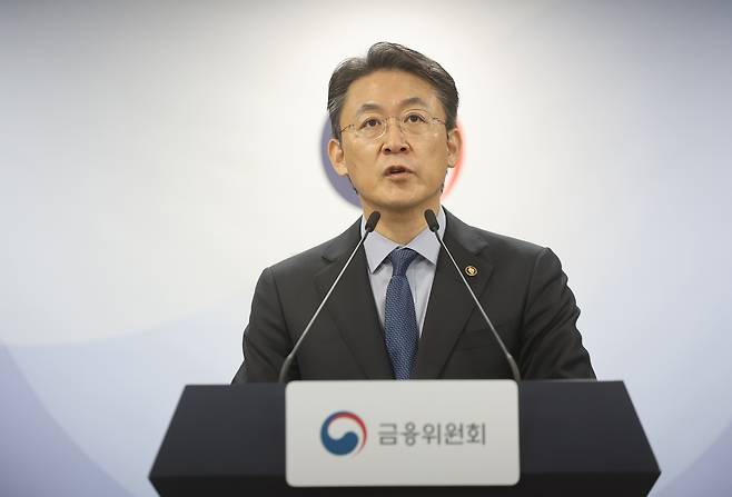 권대영 금융위원회 부위원장이 12일 서울 종로구 정부서울청사에서 부실기업 신속ㆍ엄정 퇴출을 위한 상장폐지 개혁 방안을 발표하고 있다./연합뉴스