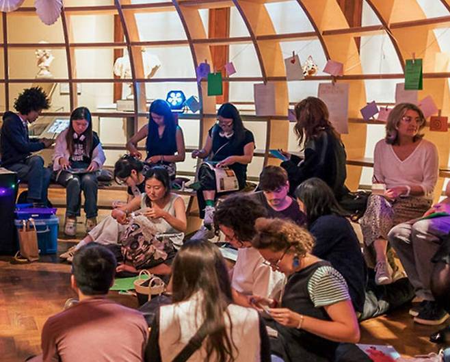 영국 빅토리아앤드앨버트 박물관은 일반 관람객과 대학생, 전문가를 대상으로 다양한 유료 교육 프로그램을 실시해 수익을 낸다. 사진 출처 박물관 홈페이지