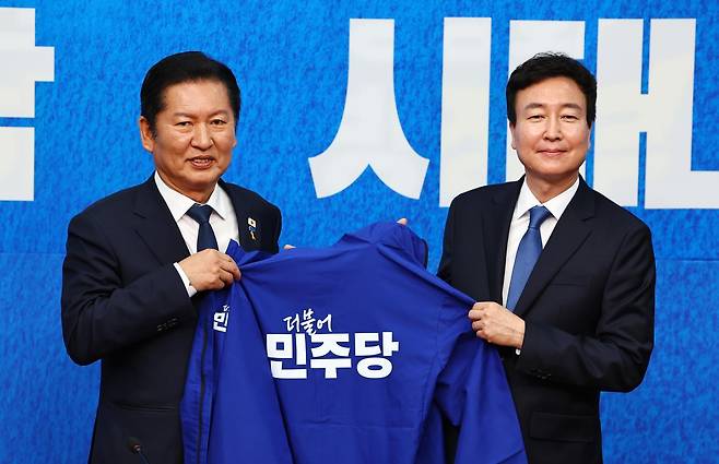 정청래 더불어민주당 대표가 17일 서울 여의도 국회에서 열린 더불어민주당 인재영입식에서 1호 인재인 전태진 변호사와 당 점퍼를 들고 기념촬영하고 있다. 뉴시스