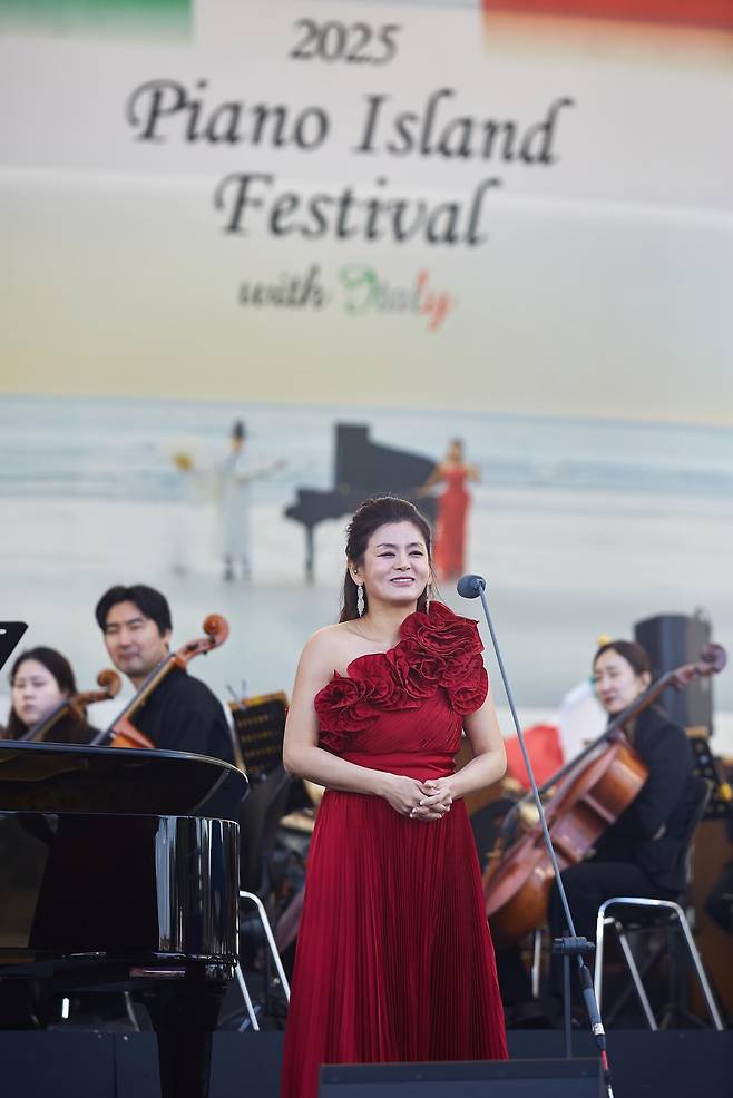 지난해 전라남도 신안 자은도에서 열린 피아노섬 축제에서  열창하는 박성희 소프라노. ‘피아노의 섬 자은도! 피아노의 고향 이탈리아와 만나다!’란 주제로 직접 음악 감독까지 맡았다. 이탈리아를 대표하는 피아노, 풀루트 연주자와 테너 등이 대거 내한해 자리를 빛냈다. 박성희 제공