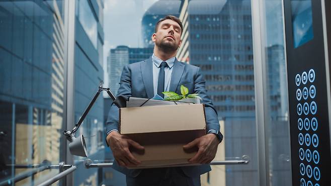 해고된 직원이 개인 물품을 들고 사무실을 떠나고 있다. 최근 미국 기술 기업들의 대규모 감원 흐름을 상징적으로 보여주는 장면. 게티이미지뱅크