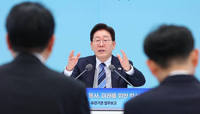 이재명 대통령이 17일 청와대에서 열린 공공기관 및 유관기관 업무보고에서 경제·인문사회연구회 이사장에게 질문을 하고 있다. 2026.4.17 뉴스1