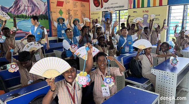 현대제철 드림해외봉사단이 인도 학생들을 대상으로 한국 문화 교육 프로그램을 진행하고 있다. 현대차그룹 제공