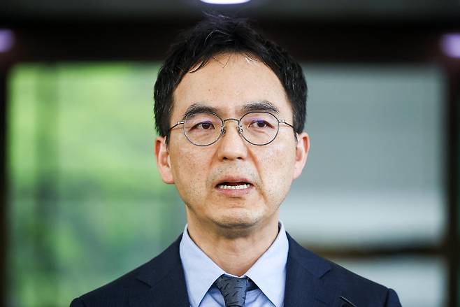 구자현 검찰총장 직무대행이 17일 서울 서초구 대검찰청 앞에서 국회에서 진행 중인 윤석열 정권 정치검찰 조작기소 의혹 사건 진상규명 국정조사와 관련해 입장을 밝히고 있다. 뉴시스