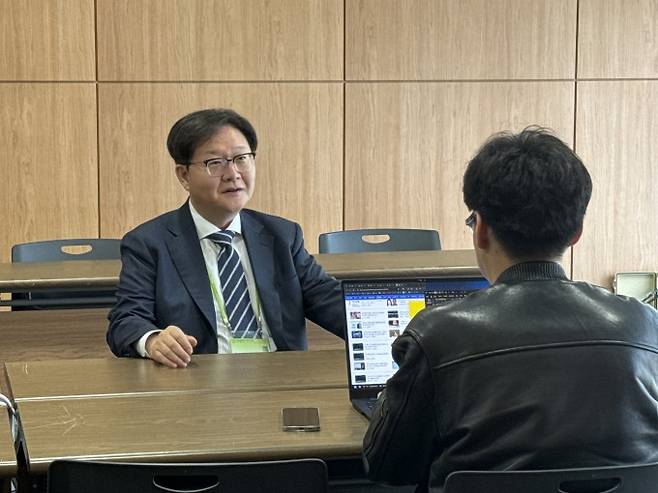 16일 제주 국제컨벤션센터(ICC)에서 열린 대한화학회 제137회 학술발표회 및 기기전시회에서 옥강민 서강대 화학과 교수(왼쪽)가 인터뷰하고 있다. 대한화학회 제공