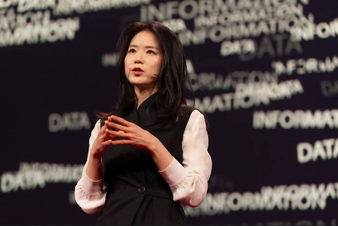 강이연 산업디자인학과 교수가 15일 지식 컨퍼런스 테드(TED) 2026 메인 스테이지 연사로 선정돼 강연하고 있다. KAIST 제공