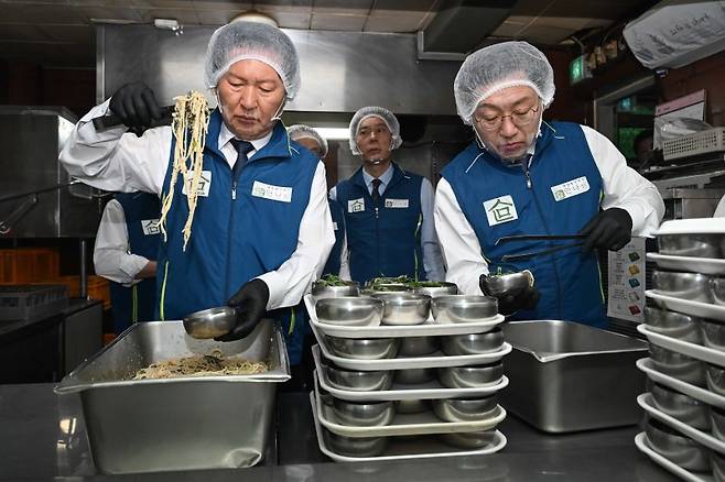 더불어민주당 정청래 대표가 17일 서울 용산구 사회복지기관인 '만나샘'을 방문해 배식 봉사를 하고 있다. 연합뉴스