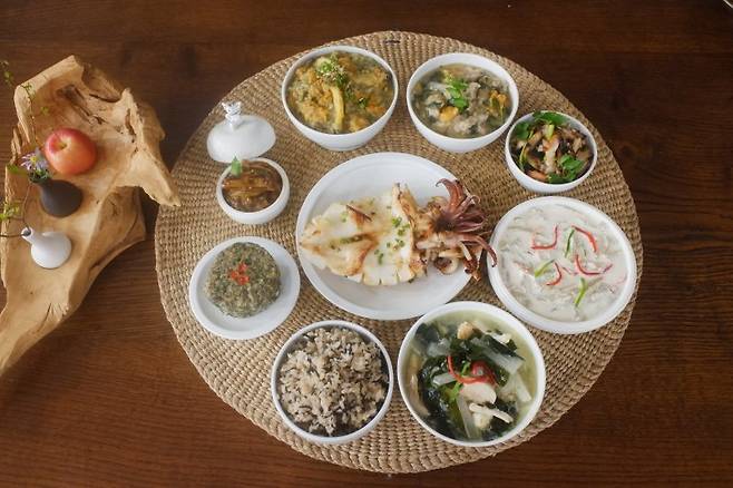 제주 향토음식 명인의 바당밭밥상. 제주특별자치도와 제주관광공사가 내년까지 도내 음식점 1500곳을 대상으로 QR코드 기반 디지털 다국어 메뉴판 보급을 확대한다. /사진=뉴시스