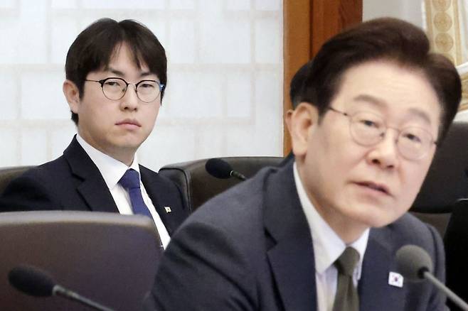 하정우 AI미래기획수석이 14일 청와대에서 열린 제16회 국무회의 겸 제5차 비상경제점검회의에서 이재명 대통령의 발언을 듣고 있다. 뉴스1