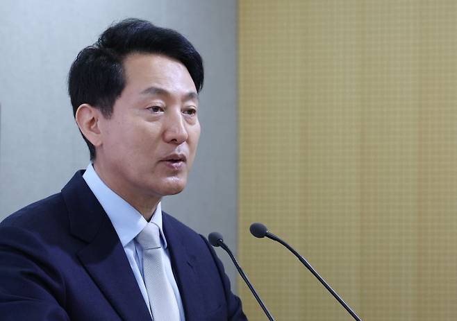 오세훈 서울시장이 16일 오전 서울시청에서 '서울아이 동행 UP 프로젝트' 설명회를 하고 있다. 뉴시스