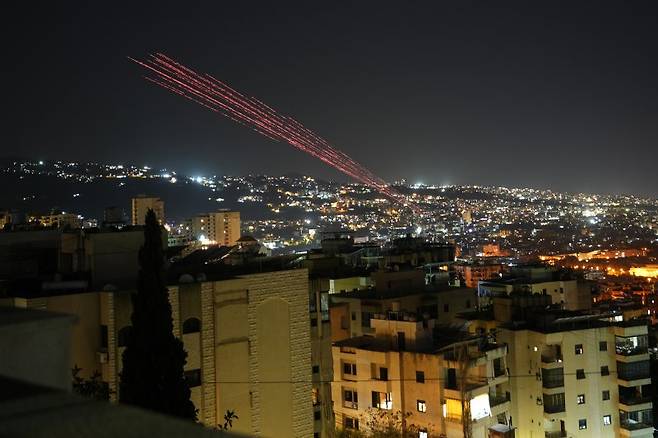 17일(현지 시간) 레바논 베이루트에서 주민들이 실탄과 불꽃으로 이스라엘과 헤즈볼라 간 휴전을 축하하는 가운데, 예광탄이 밤하늘을 밝히고 있다. AP뉴시스