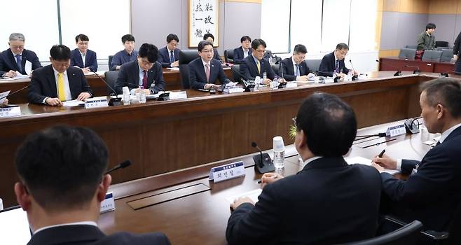 이억원 금융위원장이 17일 오후 서울 종로구 정부서울청사에서 열린 제3차 중동상황 피해업종 관련 산업ㆍ금융권 간담회(철강)에서 발언하고 있다. 뉴시스