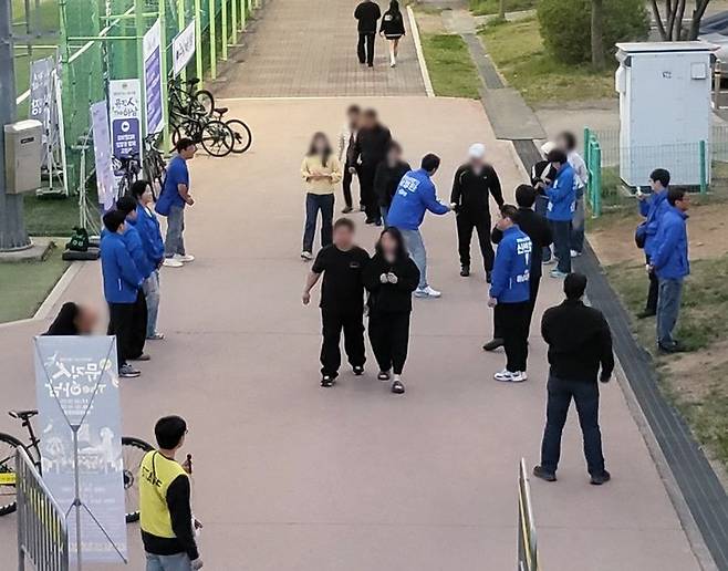 뮤직 인 더 하남 음악 축제 첫날인 17일 오후 하남종합운동장. 6·3 지방선거를 맞아 지역 정치인들이 시민들에게 소중한 한 표를 얻기 위해 읍소하고 있다. 사진=김경수 기자