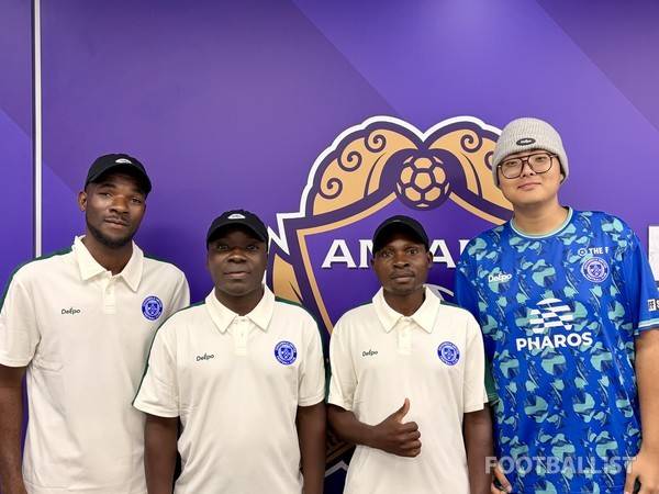 맥팔른 마푸타 감독(왼쪽부터), 로버트 피리 팀 닥터, 맥슨 툰두 코치, 이동훈 구단주. 김진혁 기자