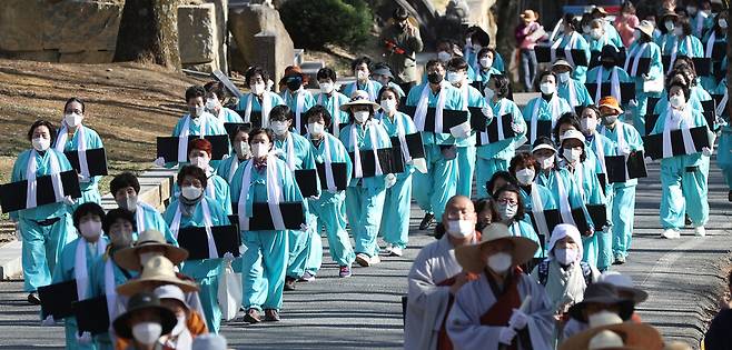 2022년 8월8일 ‘제62회 해인사 고려 팔만대장경의 날(정대불사)\'을 기념해 경남 합천군 해인사에서 팔만대장경을 옮기는 이운 행렬이 진행되고 있다. 이 행사는 국보이자 유네스코 세계기록 유산인 팔만대장경을 수호하고 부처 가르침을 널리 알리기 위한 해인사의 전통 의례다. 연합뉴스