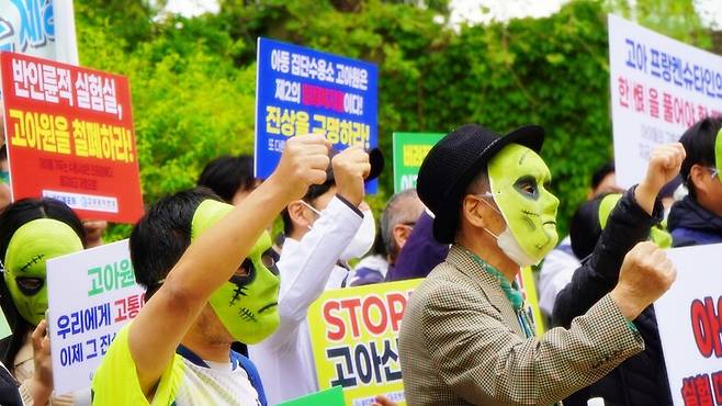 지난해 5월5일 어린이날에 고아권익연대 회원들이 서울 용산가족공원에서 서울시청 앞까지 프랑켄슈타인 퍼포먼스를 하는 모습. 창조주에게 버림받고 사회로부터 냉대받으며 점차 괴물로 변해간 프랑켄슈타인처럼 고아도 사회적으로 만들어진 희생양이며 사회적 낙인을 벗어야 한다는 것을 알리는 캠페인이다. 고아권익연대 제공