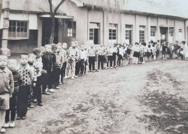 서울 구로구 오류2동에 있던 오류마을 원생들의 모습. 고아권익연대 제공