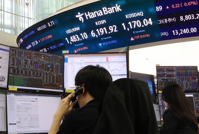 17일 서울 중구 하나은행 본점 딜링룸에 코스피 등을 비롯한 지수가 표시되고 있다. 연합뉴스