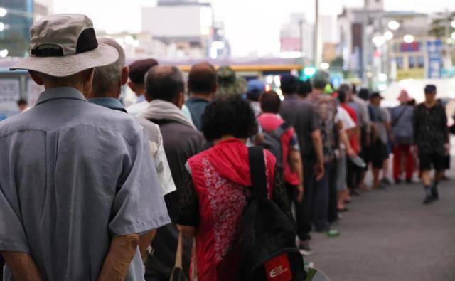 2023년 노숙인 자활보호시설인 벧엘의집이 일주일에 두 번 운영하는 대전역 서광장 무료급식소를 이용하기 위한 노숙인들이 줄을 서고 있다. 대전=연합뉴스