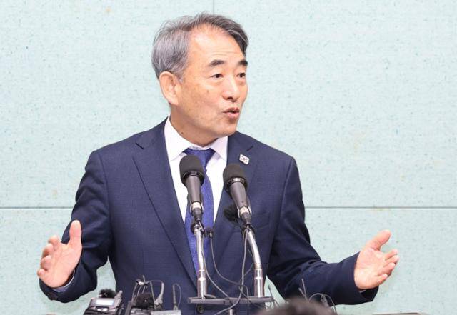 윤준병 더불어민주당 전북도당위원장이 지난달 3일 전북 전주시 전북특별자치도의회에서 타운홀 미팅 및 현대차 투자 관련 기자회견을 열고 질의에 답변을 하고 있다. 뉴스1