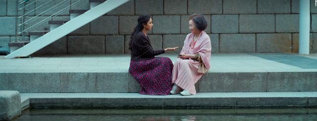 넷플릭스 인도 영화 '다시, 서울에서' 속 주인공 셴바가 서울 청계천에서 새로운 삶의 계획을 한국에서 만난 할머니에 말하고 있다. 넷플릭스 영상 캡처