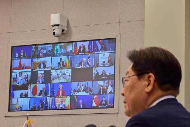이재명 대통령이 17일 청와대에서 프랑스에서 열린 호르무즈 해협 국제 화상회의에 참석해 발언을 하고 있다. 청와대제공