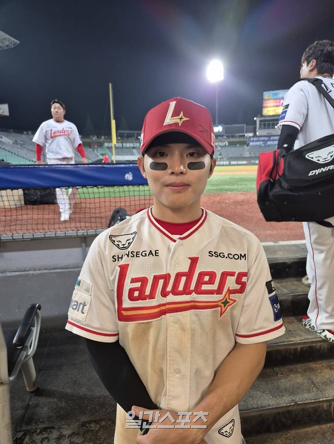 16일 인천 두산전을 마친 뒤 취재진과 인터뷰한 SSG 정준재. 인천=배중현 기자