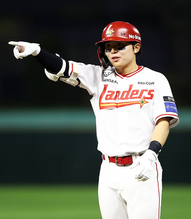 16일 인천 두산전에서 비디오판독을 뒤집은 뒤 환호하는 정준재. SSG 제공