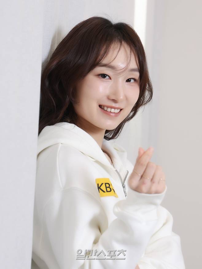 쇼트트랙선수 최민정이 13일 오후 서울 강남구 올댓스포츠 본사에서 진행된 일간스포츠와의 인터뷰에 앞서 사진 촬영을 하고 있다. 서병수 기자 qudtn@edaily.co.kr /2026.04.13/