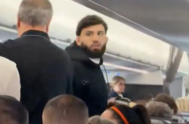 UFC 파이터 아르만 사루키안이 비행기에서 쫓겨나는 모습. 사진=MMA 마니아