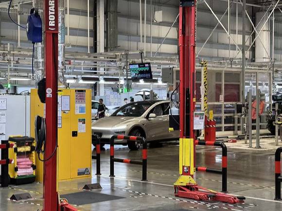 중국 상하이 테슬라 기가팩토리에서 신형 모델YL이 최종 조립 단계를 거치고 있다. [사진=연합뉴스]