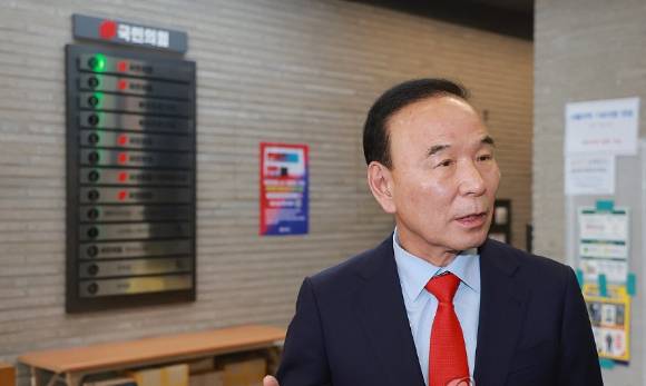 국민의힘 박덕흠 공천관리위원장이 5일 서울 영등포구 여의도 중앙당사에서 열린 공관위 회의에 참석하며 취재진 질문에 답하고 있다. [사진=연합뉴스]