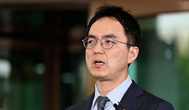 구자현 검찰총장 직무대행이 17일 서울 서초구 대검찰청을 나서며 대장동·대북송금 의혹 사건을 둘러싼 정치권의 국정조사와 관련해 발언하고 있다. 2026.4.17 [사진=연합뉴스]